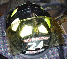 aimg.photobucket.com_albums_v487_sirmouse_fire_20stuff_helmet_P1030873.jpg
