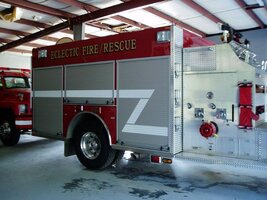 ai170.photobucket.com_albums_u259_amccullers_EFD_20trucks_P1010009.jpg
