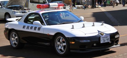 Mazda_RX-7_police_car_of_Niigata_Prefecture_Police.jpg
