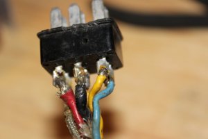 Siren-To-Controller Plug Alt View 5.JPG