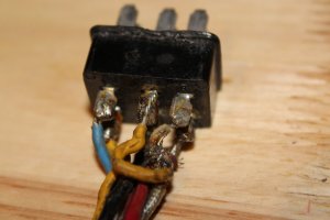 Siren-To-Controller Plug Alt View.JPG